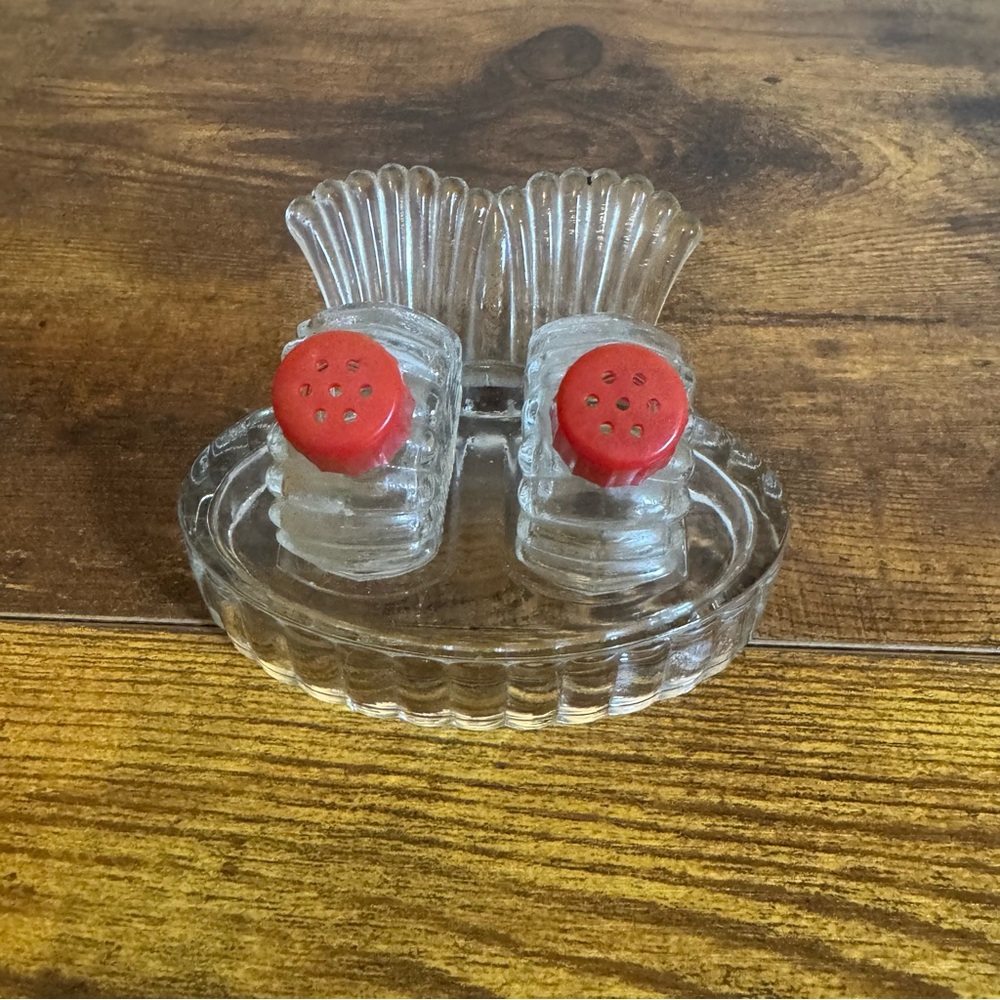 Vintage Hazel Atlas Shell Pressed Glass Salt‎ Pepper Shakers Red Lids Stand